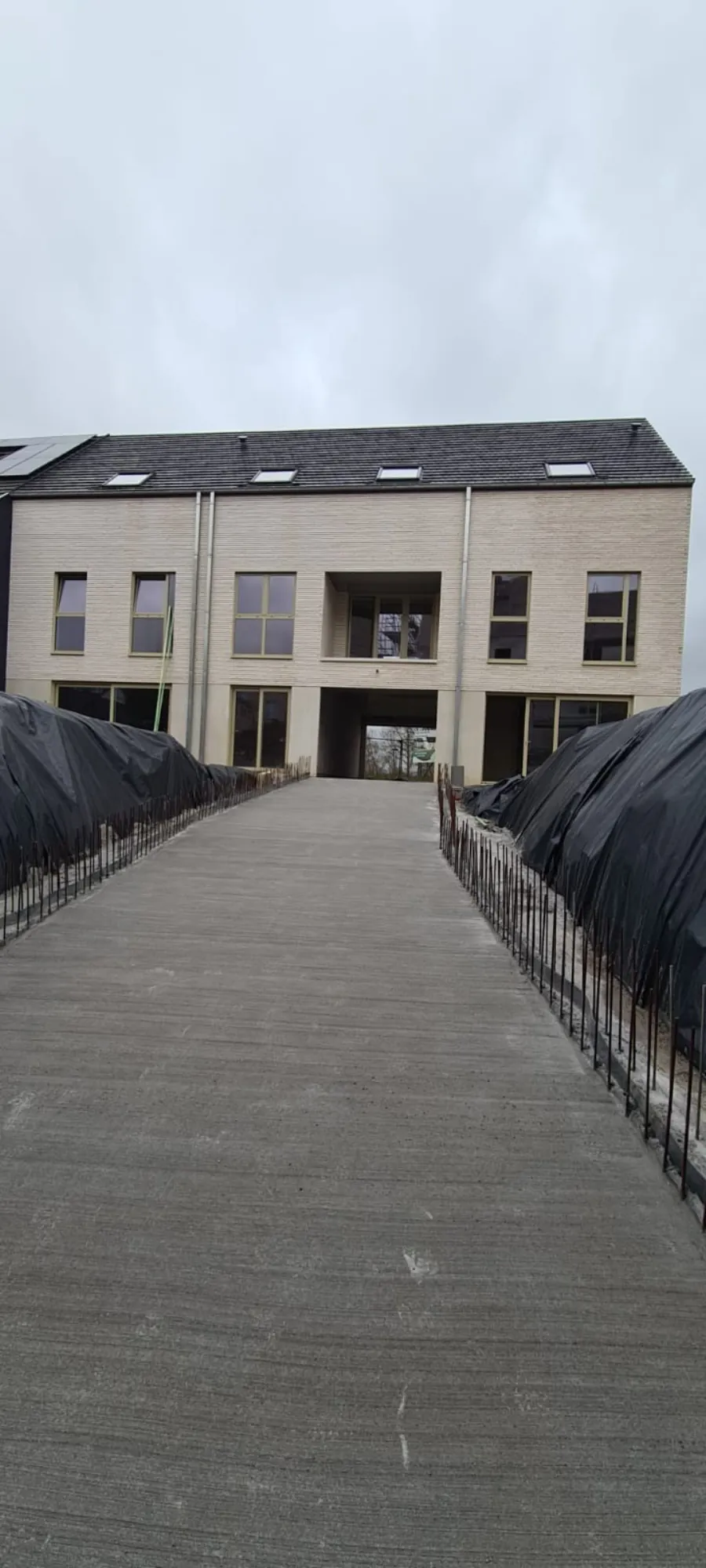 Brug naar de ondergrondse parking in opbouw
