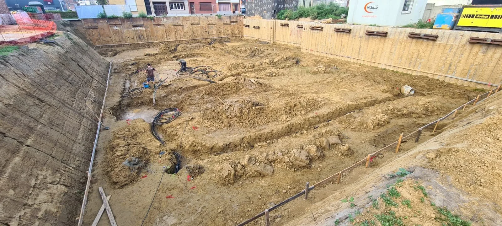 Ruwbouw met steigers en torenkraan